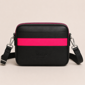 Vegane Crossbody Bag in Schwarz mit neon-pinkem Statement-Streifen, neon-pinkem Reißverschluss und hochglänzenden silberfarbenen Metallelementen von MELVA° Studio.